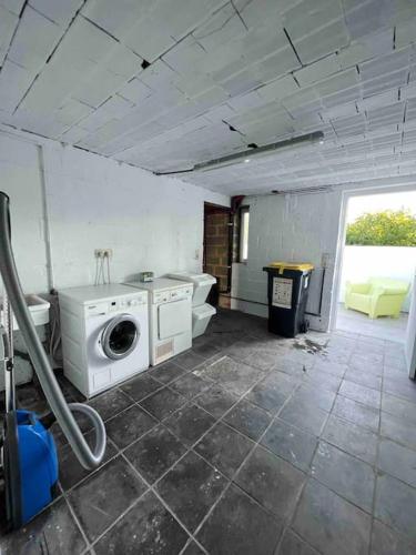 a laundry room with a washing machine in a room at Charmant appartement au look design in Mons