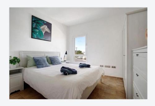- une chambre avec un lit doté de 2 oreillers bleus dans l'établissement CASA AZUR, à Arrieta
