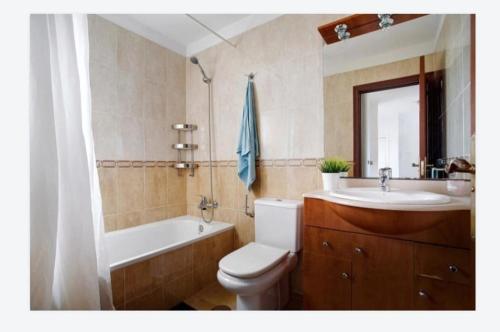 La salle de bains est pourvue d'une baignoire, de toilettes et d'un lavabo. dans l'établissement CASA AZUR, à Arrieta