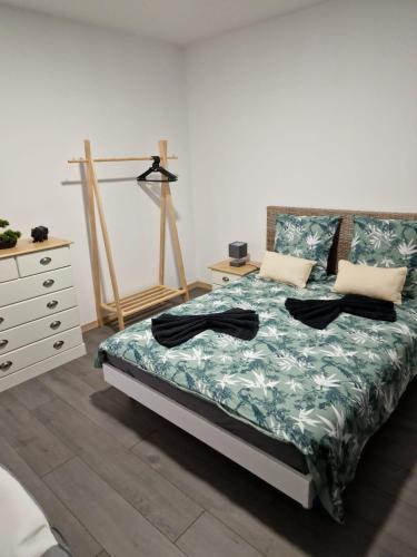 une chambre avec un lit et une commode dans l'établissement Appartement Hyper Centre Cosy avec Balcon, à Châteaudun