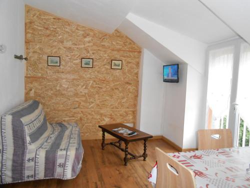 ラランスにあるlocation MIRANDE 2 chambres 4 couchages 9 quartier Ponのテーブルと椅子のあるリビングルーム
