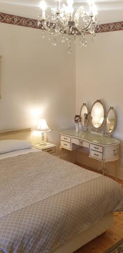 a bedroom with a bed with mirrors on the wall at Grandhome Melbourne Airport & Shops in Melbourne