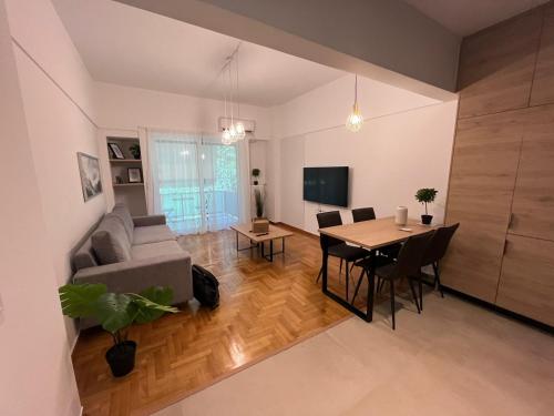 een woonkamer met een tafel en een eetkamer bij Spacious 2bdr apartment @ Pagrati in Athene