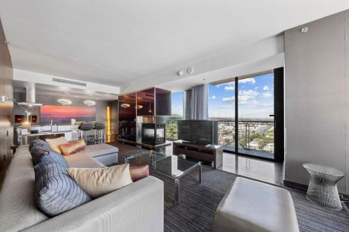 Huge Modern Luxury 17 Floor Panoramic Corner Suite with OPEN BALCONY
