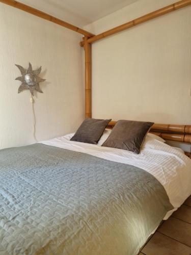 - une chambre dotée d'un grand lit avec une étoile sur le mur dans l'établissement Warr'in Durbuy, à Durbuy