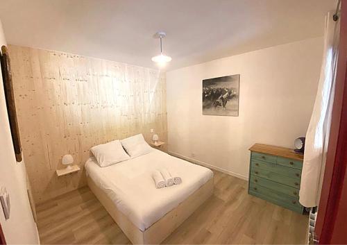 Postel nebo postele na pokoji v ubytování Jolie maison à Marsanne