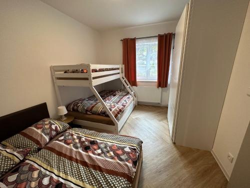 ein kleines Zimmer mit 2 Etagenbetten und einem Fenster in der Unterkunft Černý Důl 292 in Černý Důl