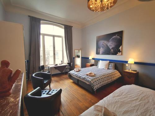 Habitación de hotel con cama y silla en Maison Jamaer, en Bruselas