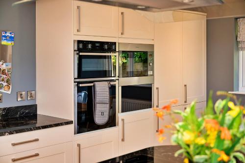 Η κουζίνα ή μικρή κουζίνα στο Finest Retreats - Loxley House