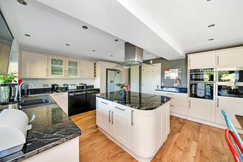 Η κουζίνα ή μικρή κουζίνα στο Finest Retreats - Loxley House