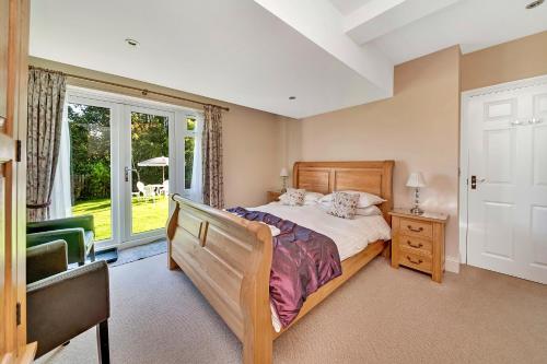 sypialnia z łóżkiem, krzesłem i oknem w obiekcie Finest Retreats - Loxley House w mieście Hawes