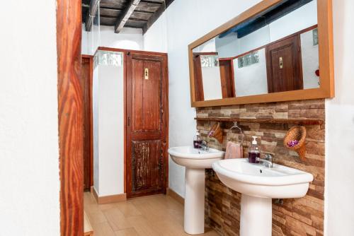 une salle de bain avec un lavabo et un miroir dans l'établissement Casa emblemática Buenavista del Norte, à Buenavista del Norte