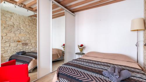 une chambre avec un lit et un miroir dans l'établissement Nid d'amour, à Paris