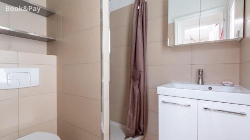 une salle de bain avec une douche, un lavabo et des toilettes dans l'établissement Nid d'amour, à Paris