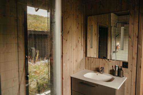 a bathroom with a sink and a mirror at Nydelig moderne hytte på Geilo Kikut med høy standard - 4 senger 6 gjester in Geilo