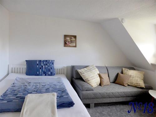 ein Wohnzimmer mit einem Bett und einem Sofa in der Unterkunft Ferienwohnung Gerhards in Esens
