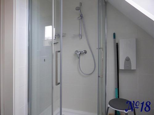 ein Bad mit einer Dusche und einer Glastür in der Unterkunft Ferienwohnung Gerhards in Esens