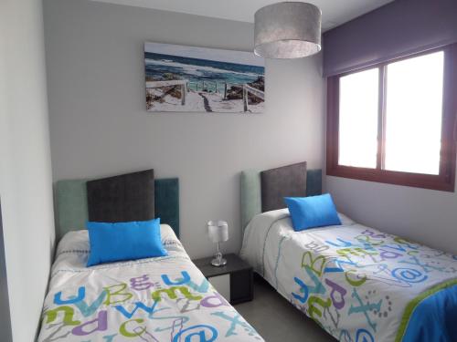 オリフエラ・コスタにあるTerrazas de Campoamor 3029のベッドルーム1室(ベッド2台、窓付)