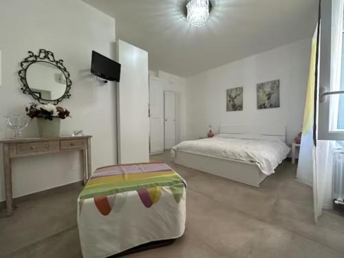 um quarto com uma cama, uma mesa e um espelho em Particolari nel Cilento em Giungano