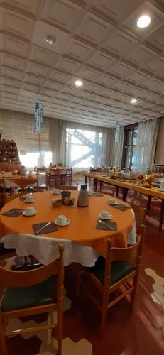 een grote eetkamer met een tafel en stoelen bij Albergo Centrale in Tarcento