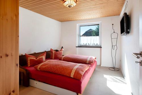 a bedroom with two beds and a window at Schwarzwaldperle in Todtmoos