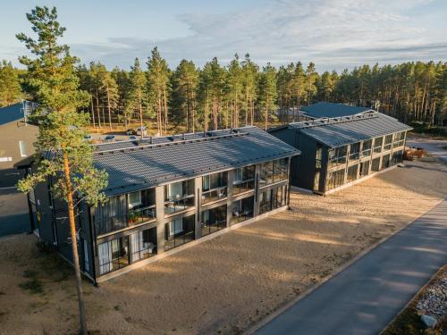 widok na budynek z panelami słonecznymi w obiekcie Tahkokorva Studios by Hiekka Booking w mieście Kalajoki