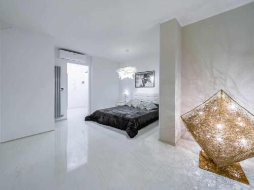 una camera con un letto e una sedia di Appartamento Diamante a Gorizia