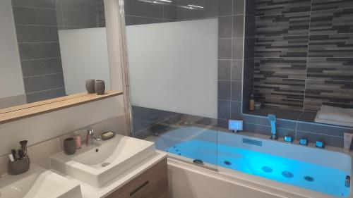 W łazience znajduje się umywalka i wanna. w obiekcie Chalet Le Refuge w mieście Vaujany