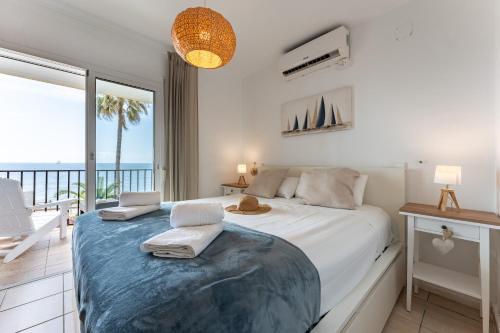 Posteľ alebo postele v izbe v ubytovaní Sea Front Beach House Macarena A