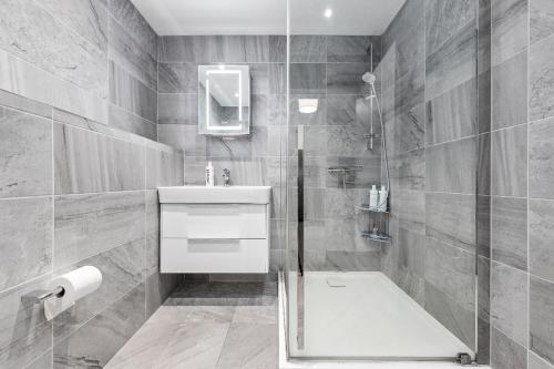 een badkamer met een douche, een toilet en een wastafel bij Majestic 2 BR in Knightsbridge HydePark KB70 in Londen