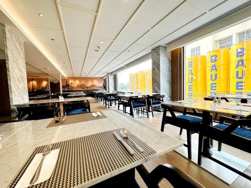 une salle à manger avec des tables et des chaises dans un restaurant dans l'établissement Ayathorn Bangkok, à Bangkok