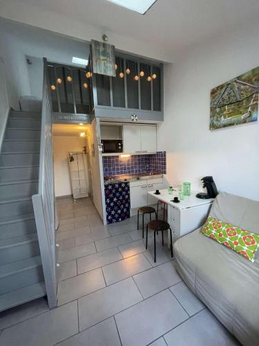 un salon avec un canapé et une cuisine dans l'établissement Maison de vacances 3 personnes 3CAST34, à Sainte-Marie-la-Mer