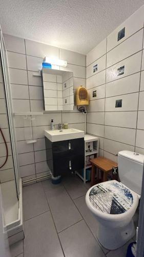une salle de bain avec un lavabo et des toilettes dans l'établissement Maison de vacances 3 personnes 3CAST34, à Sainte-Marie-la-Mer