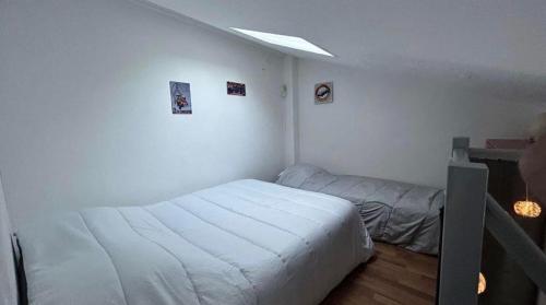 - une chambre avec un lit blanc et un lit sidx sidx dans l'établissement Maison de vacances 3 personnes 3CAST34, à Sainte-Marie-la-Mer