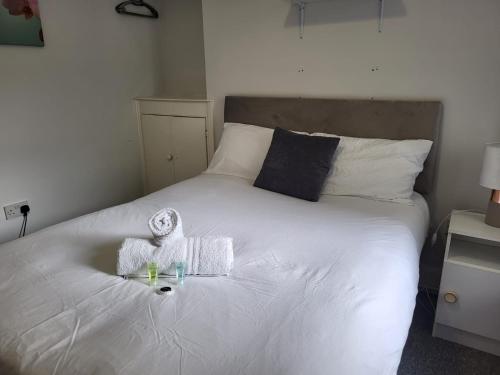 Postel nebo postele na pokoji v ubytování Budget Basic Room Mount Pleasant Share Facility R2