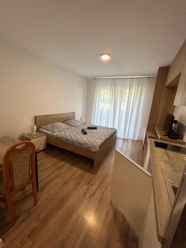 um quarto com uma cama e uma cadeira em Apartmán Castle Bojnice em Bojnice