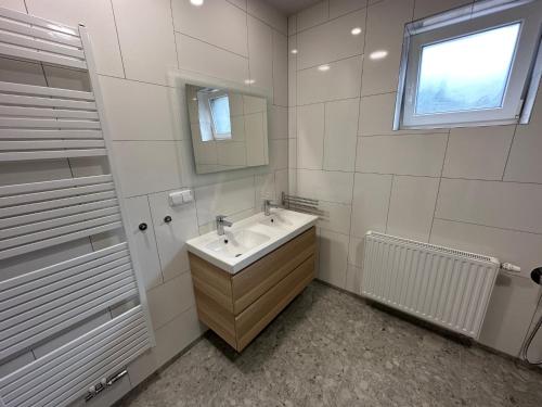 La salle de bains est pourvue d'un lavabo et d'un miroir. dans l'établissement Černý Důl 292, à Černý Důl