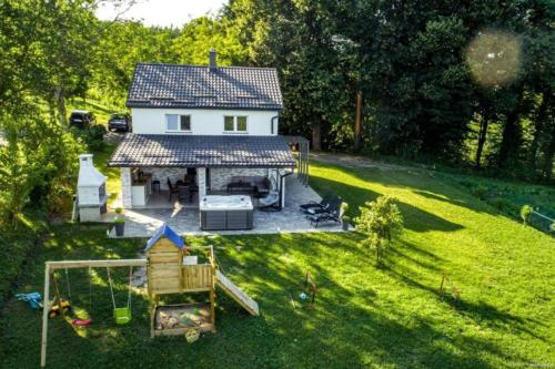 - une vue aérienne sur une petite maison dans une cour dans l'établissement Cozy House In Nature With Hot Tub - Happy Rentals, à Kelemen