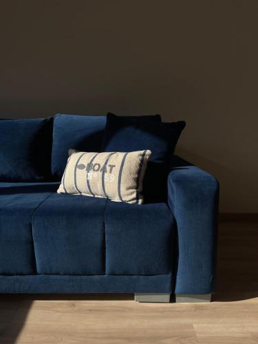a blue couch with a pillow on top of it at Alte Fale, studio w centrum 28m2 in Świnoujście
