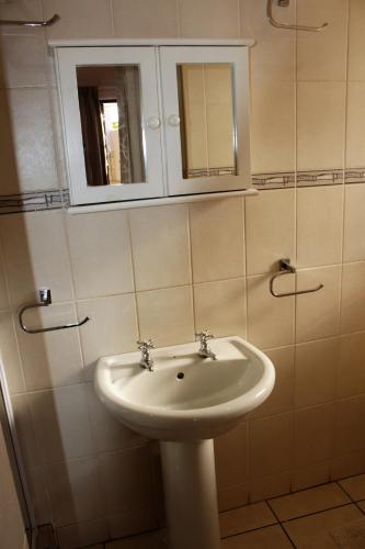 Ένα μπάνιο στο Accommodation at Potch Guesthouse