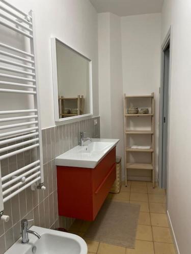 a bathroom with two sinks and a mirror at La Casa nel Borgo in Montecastrilli