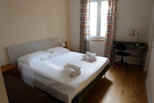 ein Schlafzimmer mit einem Bett mit Handtüchern darauf in der Unterkunft La Casa nel Borgo in Montecastrilli
