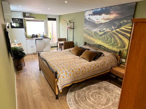 een slaapkamer met een bed met een schilderij aan de muur bij Het Tulpenkwartier in Apeldoorn
