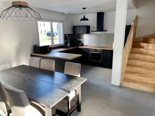 eine Küche mit einem Tisch und einem Esszimmer in der Unterkunft Maison neuve quartier calme proche commerces in Angers