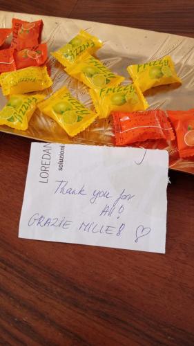 a note sitting on a table with some wrapped food at Mi casa es su casa in Cividale del Friuli