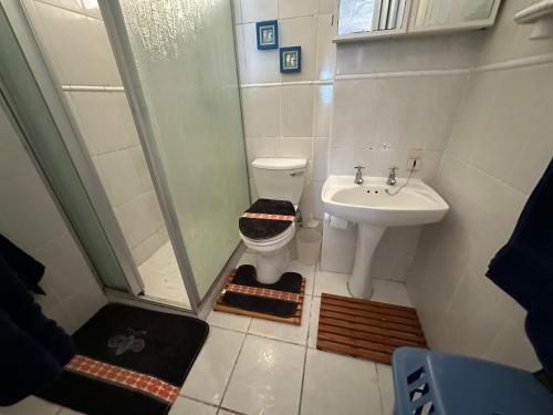 uma casa de banho com um chuveiro, um WC e um lavatório. em Playa Del Mar 12 em Margate