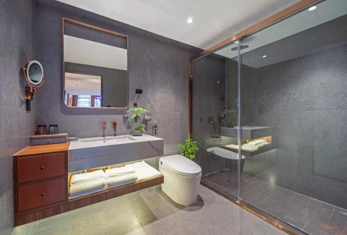 y baño con aseo, lavabo y ducha. en Xinxiang Yayuan Beijing Sihe courtyard with sky garden terrace Near Tiananmen Square Forbidden City Wangfujing Pedestrian Street and the subway, en Beijing