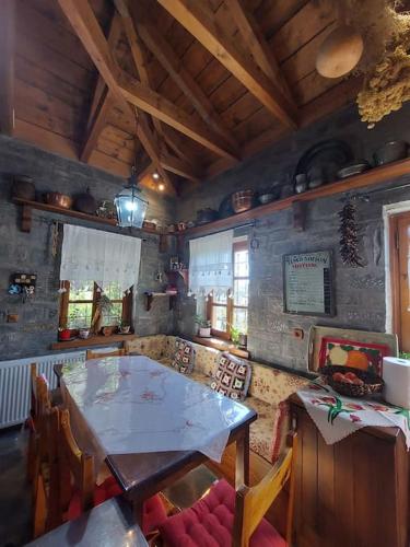 a dining room with a table and chairs at Το σπίτι στο χωριό in Kipoi
