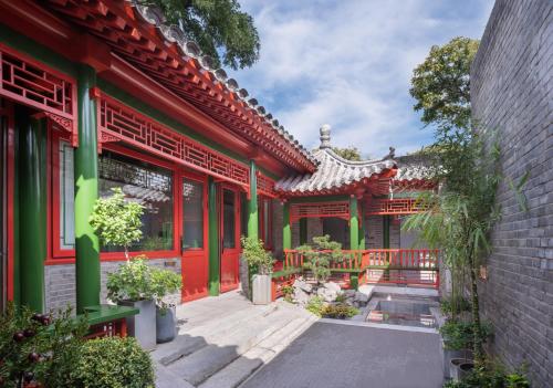 um edifício com tinta vermelha e verde em Xinxiang Yayuan Beijing Sihe courtyard with sky garden terrace Near Tiananmen Square Forbidden City Wangfujing Pedestrian Street and the subway em Pequim