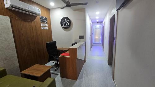 um escritório com uma secretária e uma placa na parede em Hotel secure 247 inn em Surat